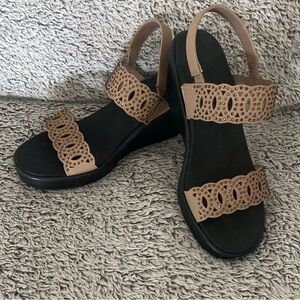 Skechers Tan and Black Sandals